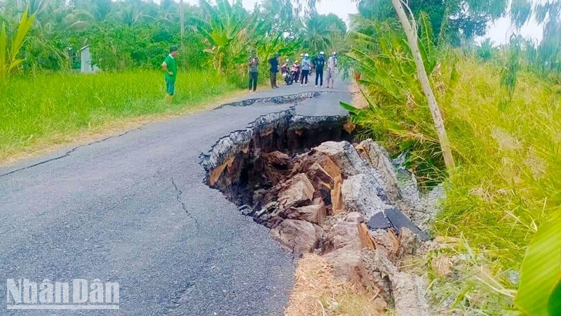 Đoạn giao thông bị sạt lở ở vùng đệm U Minh Thượng.