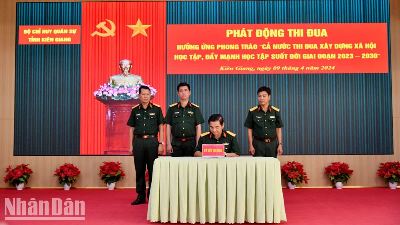 Các cơ quan, đơn vị đã ký kết giao ước thi đua.