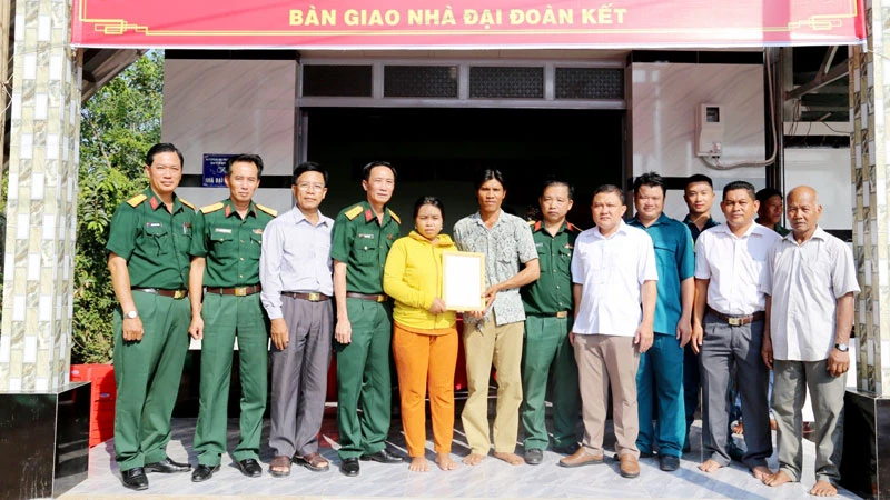 Ban tổ chức các hoạt động Tết quân-dân năm 2024 mừng Chôl Chnăm Thmây bàn giao nhà đại đoàn kết cho hộ đồng bào Khmer trên địa bàn xã An Minh Bắc.