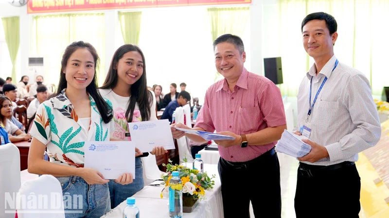 Lãnh đạo Trường đại học Kiên Giang trao quà mừng Tết cổ truyền cho sinh viên.