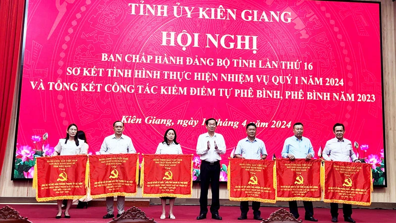 Tỉnh ủy Kiên Giang khen thưởng cho các tập thể và cá nhân có thành tích hoàn thành xuất sắc nhiệm vụ 5 năm liền 2019-2023. 