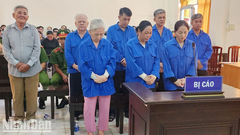 Các bị cáo tại phiên tòa sơ thẩm chiều 24/4. (Ảnh: VĂN VŨ)