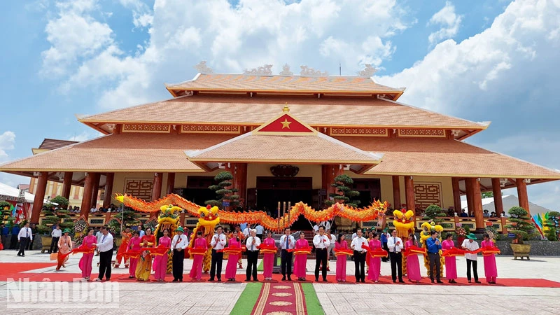 Phó Thủ tướng Chính phủ Lê Minh Khái, cùng lãnh đạo các bộ, ban, ngành Trung ương và địa phương cắt băng khánh thành Đền thờ Anh hùng Liệt sỹ, lực lượng vũ trang nhân dân và thanh niên xung phong hy sinh trên Tuyến đường 1C tại huyện Giang Thành.