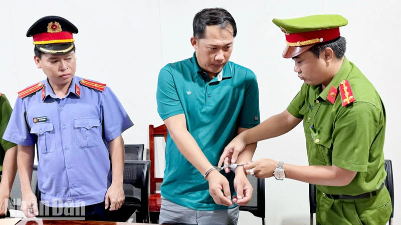 Cơ quan chức năng thi lệnh giữ người trong trường hợp khẩn cấp đối với đối tượng Du Việt Thanh. (Ảnh: Công an thành phố Phú Quốc)