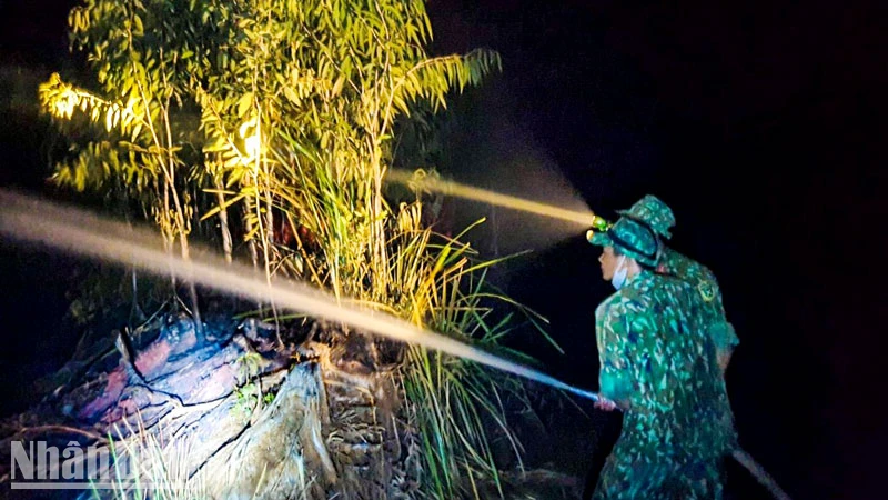Lực lượng chức năng chữa cháy xuyên đêm. (Ảnh: PHƯƠNG VŨ)