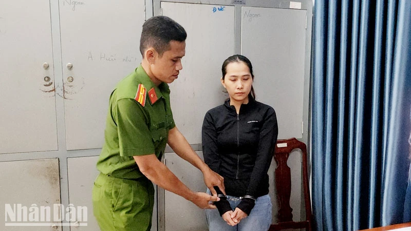 Bị can Nguyễn Thị Thu Trang bị bắt tạm giam 4 tháng về tội “Lừa đảo chiếm đoạt tài sản”. 