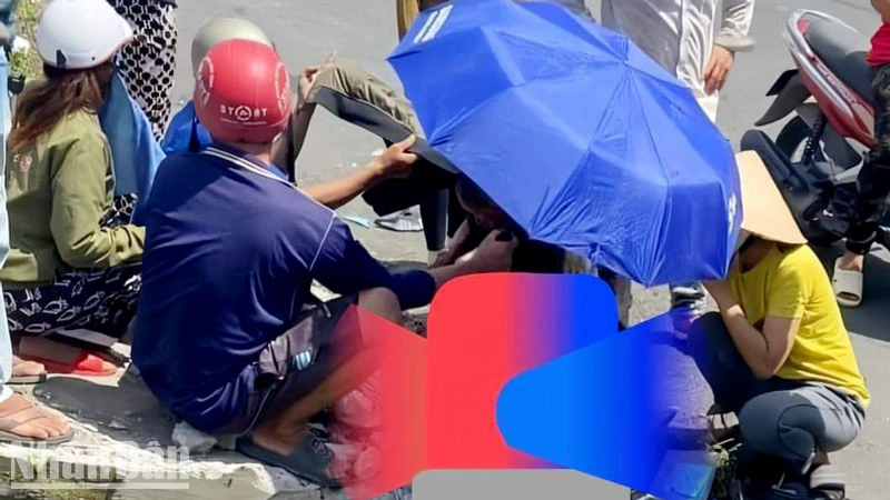 Người dân hỗ trợ sơ cấp cứu ban đầu cho nạn nhân. 