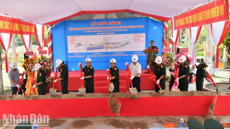 Các đại biểu thực hiện nghi thức khởi công xây dựng mới và sửa chữa doanh trại Đội Quy tập mộ liệt sĩ tại Campuchia. 