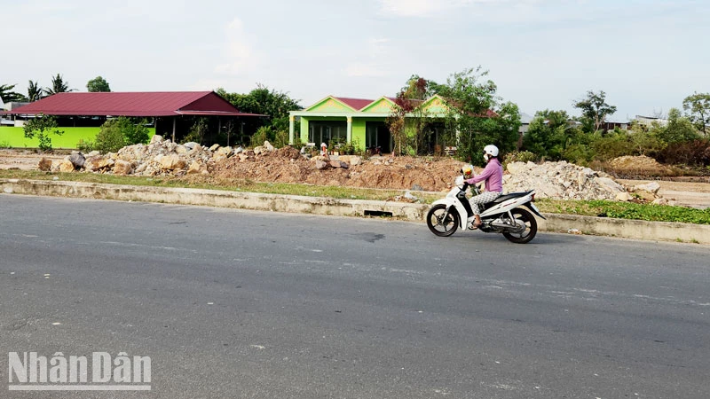 Ông Lý Thanh Giàu bao chiếm phần đất 2.895,9m2 sau đó xây dựng không phép 4 căn nhà (gồm 3 căn nhà kiên cố và 1 nhà xưởng). 