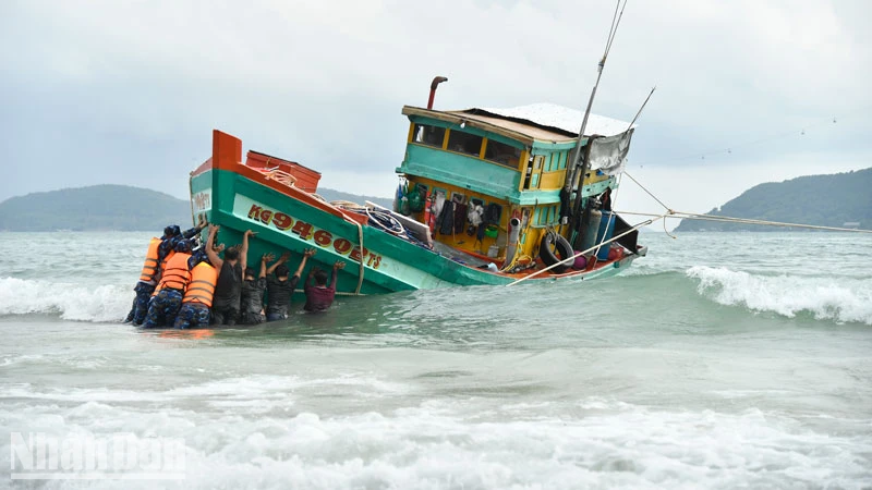 Cán bộ, chiến sĩ Lữ đoàn 127, Bộ Tư lệnh Vùng 5 Hải quân cứu kéo tàu cá Kiên Giang ra khỏi nơi mắc cạn.