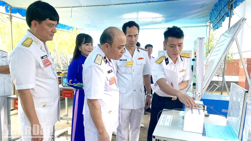 Các đại biểu tham quan gian trưng bày sản phẩm sáng kiến, cải tiến kỹ thuật.