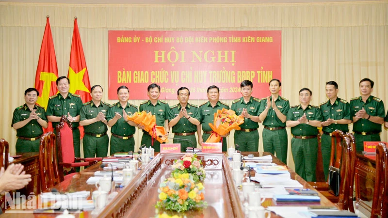 Trung tướng Lê Đức Thái trao quyết định và tặng hoa chúc mừng Đại tá Phạm Văn Thắng (người cầm hoa bên phải) và Đại tá Võ Văn Sử (người cầm hoa bên trái). 