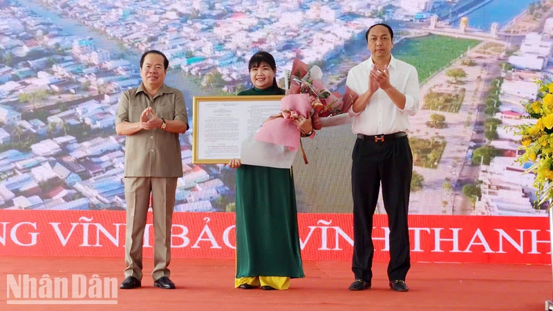 Lãnh đạo tỉnh Kiên Giang trao nghị quyết của Ủy ban Thường vụ Quốc hội cho lãnh đạo phường Vĩnh Thanh Vân. 