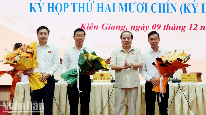 Chủ tịch Hội đồng nhân dân tỉnh Kiên Giang Mai Văn Huỳnh tặng hoa chúc mừng các đồng chí được Hội đồng nhân dân bầu, miễn nhiệm. 