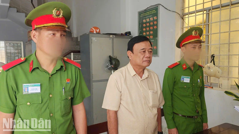 Cơ quan Cảnh sát điều tra Công an tỉnh Kiên Giang thi hành lệnh bắt bị can để tạm giam đối với Trần Minh Vũ. 