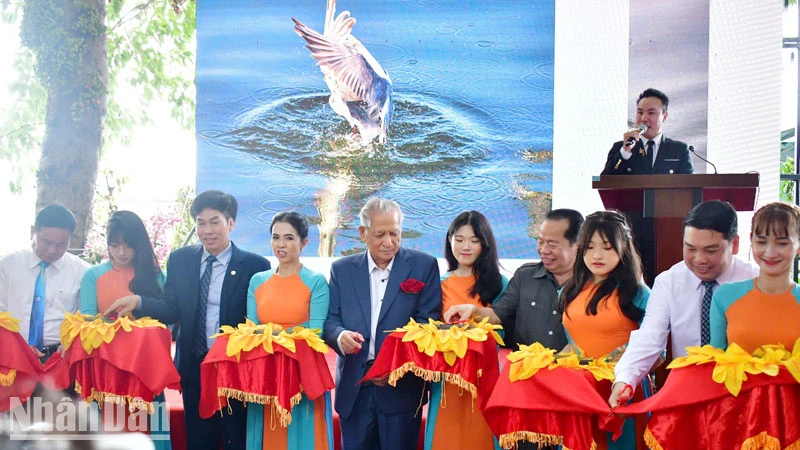 Nghi thức cắt băng khai mạc triển lãm. 