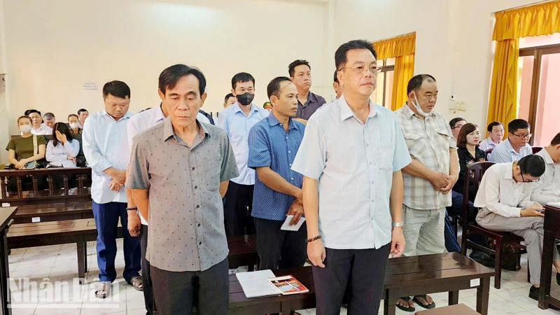 Các bị cáo tại phiên tòa ngày 17/2. 