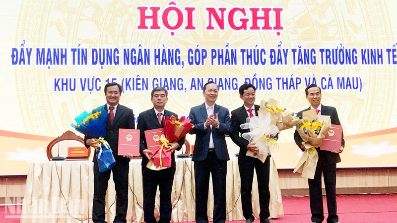 Lãnh đạo Ngân hàng Nhà nước Việt Nam trao các quyết định điều động, bổ nhiệm Quyền Giám đốc và các Phó Giám đốc Ngân hàng Nhà nước chi nhánh Khu vực 15.