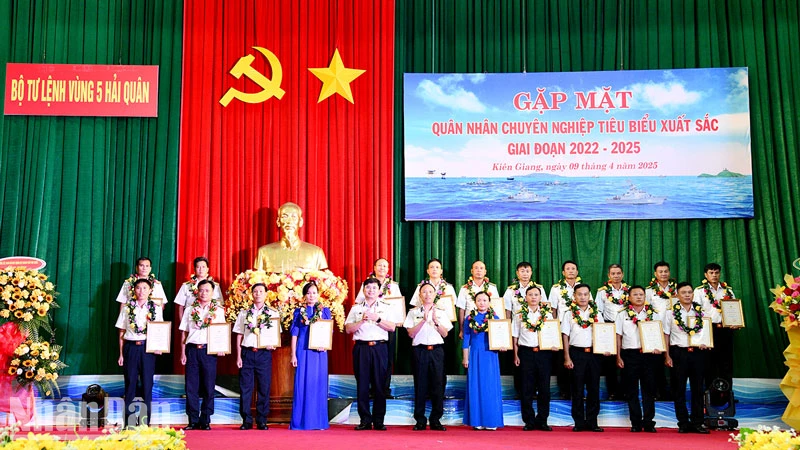 Thủ trưởng Bộ Tư lệnh Vùng 5 Hải quân trao giấy chứng nhận cho các đồng chí đạt danh hiệu quân nhân chuyên nghiệp tiêu biểu xuất sắc giai đoạn 2022-2025. (Ảnh: KIÊN ĐỊNH)