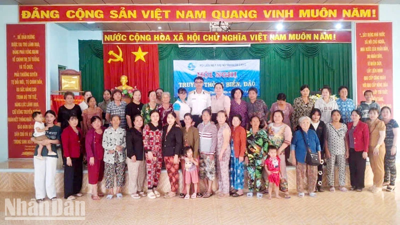 Báo cáo viên Bộ Tư lệnh Vùng 5 Hải quân tuyên truyền biển, đảo năm 2025 tại xã Vĩnh Hòa Hiệp, huyện Châu Thành, tỉnh Kiên Giang.