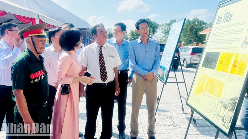Các đại biểu xem trưng bày hình ảnh, tư liệu lịch sử của tỉnh Kiên Giang. 