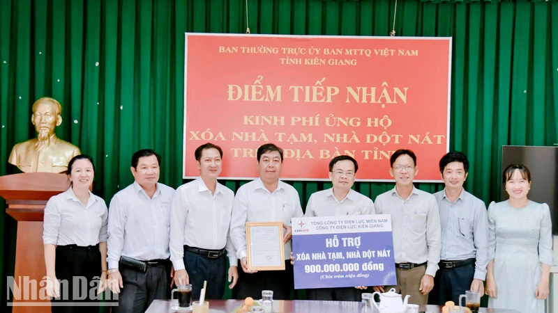 Lãnh đạo và nhân viên Công ty Điện lực Kiên Giang trao bảng tượng trưng hỗ trợ kinh phí xóa nhà tạm, nhà dột nát cho các hộ nghèo và hộ có hoàn cảnh khó khăn về nhà ở trên địa bàn tỉnh Kiên Giang.