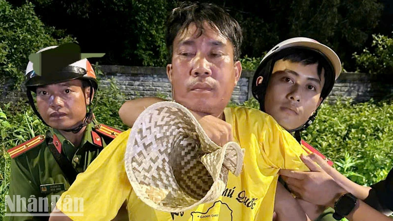 Công an bắt đối tượng Hòa. (Ảnh: Công an Kiên Giang cung cấp) 