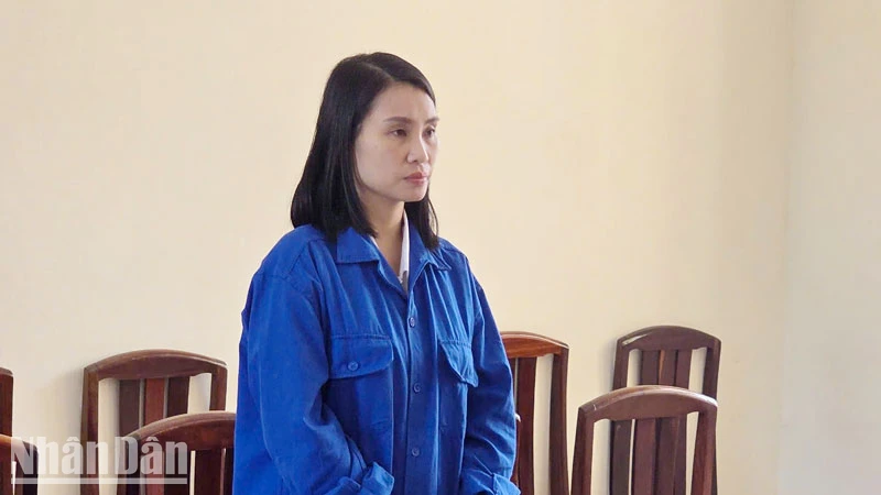 Bị cáo Triệu Thị Huyền Trang tại phiên tòa. (Ảnh: VĂN VŨ)
