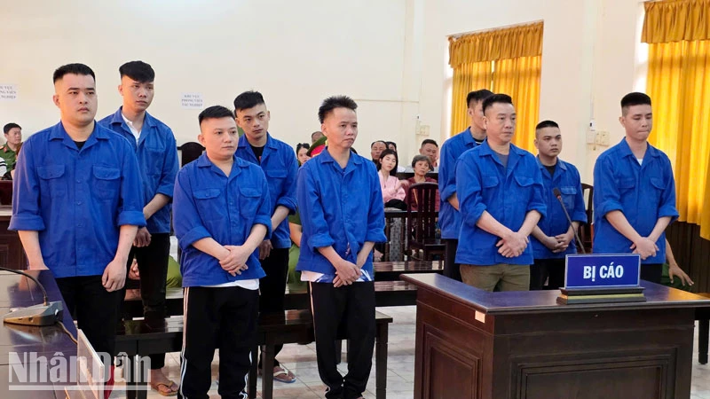 Các bị cáo tại phiên toà. (Ảnh: VĂN VŨ).