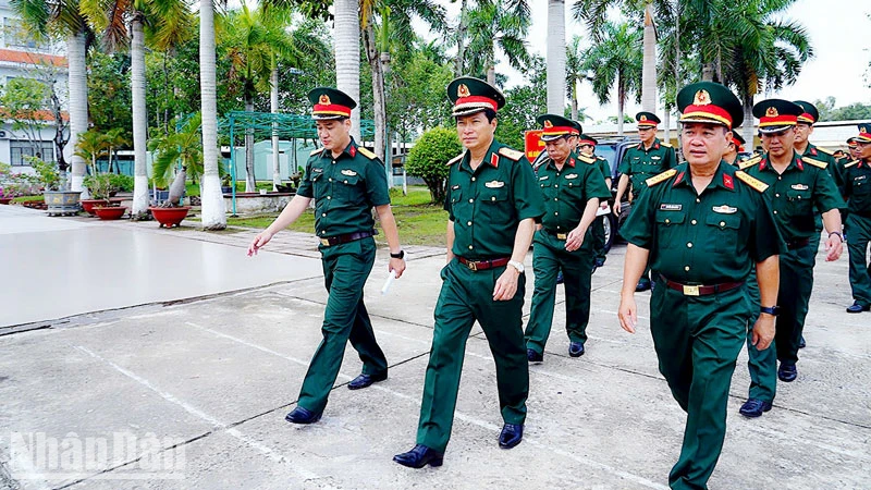 Đoàn công tác Quân khu 9 khảo sát tại Trường Quân sự tỉnh Kiên Giang (cũ), tại huyện Châu Thành, tỉnh Kiên Giang. (Ảnh: PHƯƠNG VŨ)