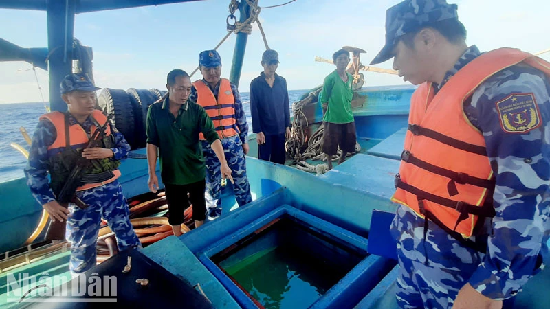 Bộ Tư lệnh Cảnh sát biển bắt giữ tàu cá vận chuyển dầu nhưng không có giấy tờ chứng minh nguồn gốc hợp pháp của hàng hóa. (Ảnh: BỘ TƯ LỆNH VÙNG CẢNH SÁT BIỂN 4)