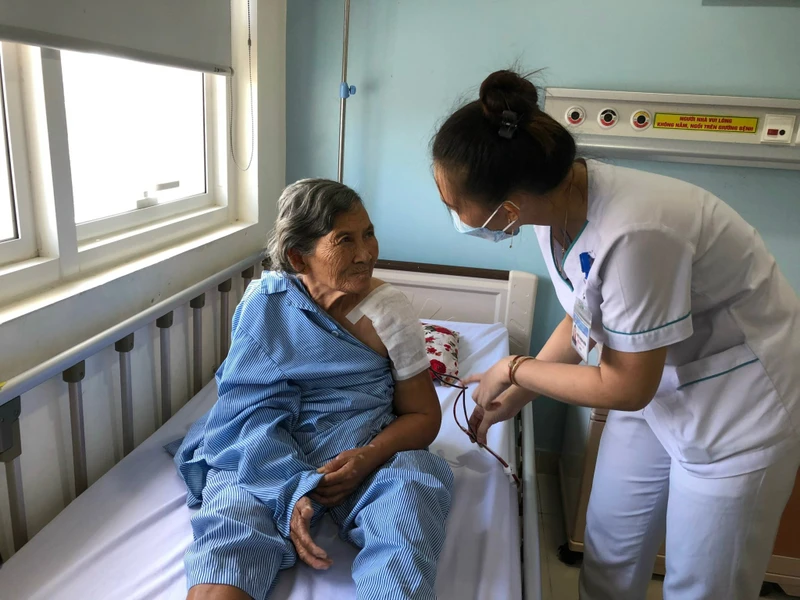 Khám chữa bệnh Bảo hiểm Y tế cho người cao tuổi.