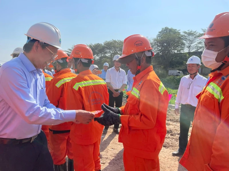 Chủ tịch Ủy ban nhân dân TP Hồ Chí Minh Phan Văn Mãi thăm hỏi, chúc Tết công nhân trên công trường.