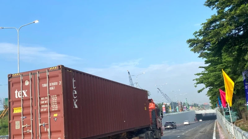 Thông xe 1 nhánh hầm chui Nguyễn Văn Linh-Nguyễn Hữu Thọ, Quận 7, Thành phố Hồ Chí Minh. (Ảnh: QUÝ HIỀN)