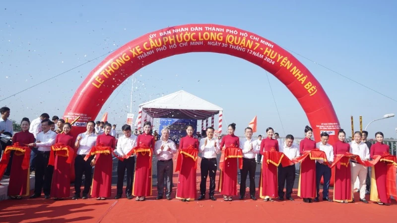 Lãnh đạo Thành phố Hồ Chí Minh cắt băng khánh thành cầu Phước Long nối quận 7 và huyện Nhà Bè, sáng 30/12. (Ảnh: THẾ ANH) 