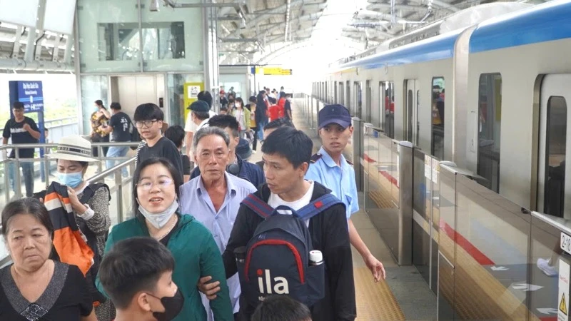 Nhiều gia đình đi chơi Tết Dương lịch bằng Metro. (Ảnh: QUÝ HIỀN)