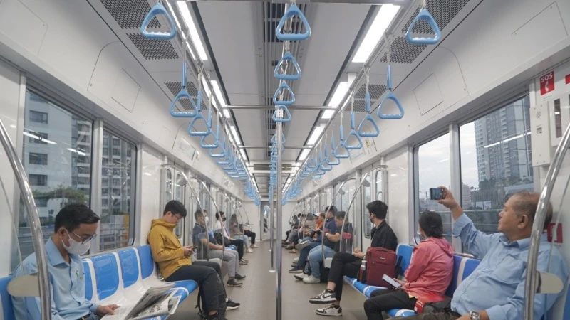 Số ít hành hành khách đi Metro vẫn chưa tuân thủ quy định về vé kiểm soát, cảnh báo an toàn. (Ảnh: THẾ ANH)