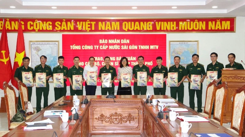 Cơ quan Thường trực Báo Nhân Dân tại Thành phố Hồ Chí Minh và Tổng công ty Cấp nước Sài Gòn trách nhiệm hữu hạn Một thành viên trao tặng báo Xuân Nhân Dân Ất Tỵ 2025 cho cán bộ, chiến sĩ Bộ đội Biên phòng Thành phố Hồ Chí Minh. 