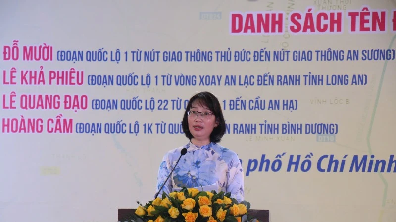 Lãnh đạo Ủy ban nhân dân Thành phố Hồ Chí Minh công bố Nghị quyết về việc đặt tên đường đối với Quốc lộ 1, Quốc lộ 1K, Quốc lộ 22, Quốc lộ 50. (Ảnh: QUÝ HIỀN)