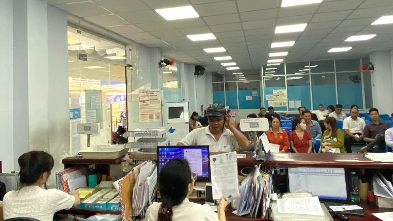 Đông đảo người dân nộp hồ sơ tại Bộ phận Quản lý sát hạch và cấp giấy phép lái xe (Sở Giao thông vận tải Thành phố Hồ Chí Minh). (Ảnh: QUÝ HIỀN)
