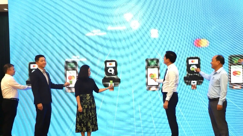 Thành phố Hồ Chí Minh phát hành thẻ MultiPass dùng thanh toán liên thông cho các phương tiện giao thông công cộng (ảnh: QUÝ HIỀN)