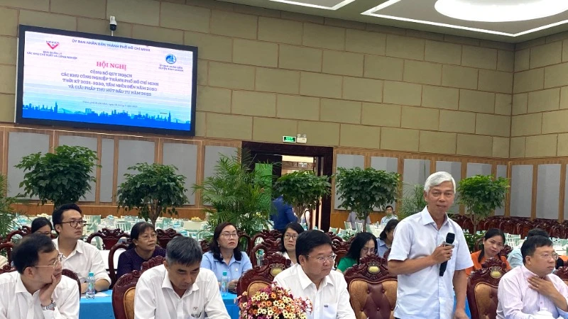 Phó Chủ tịch Ủy ban nhân dân Thành phố Hồ Chí Minh Võ Văn Hoan phát biểu tại hội nghị sáng 9/5. (Ảnh: QUÝ HIỀN)