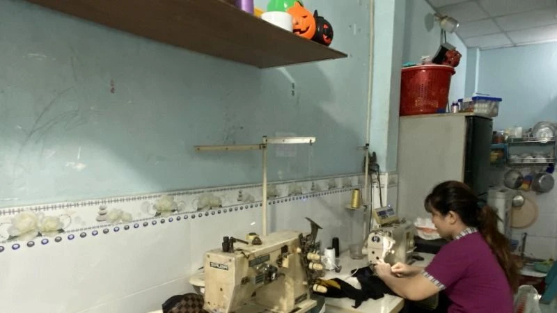 Công nhân lao động thuê nhà trọ tại Khu nhà trọ thuộc phường Bình Hưng Hòa A, quận Bình Tân (Ảnh: QUÝ HIỀN)