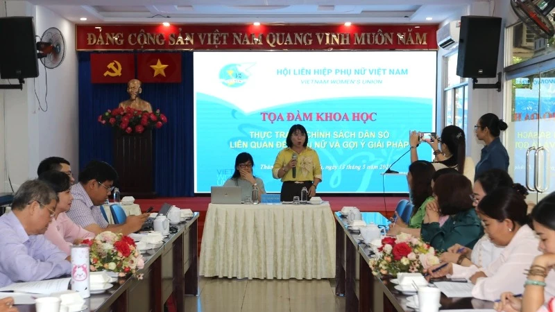Tọa đàm khoa học “Thực trạng chính sách dân số liên quan đến phụ nữ và gợi ý giải pháp”. (Ảnh: QUÝ HIỀN)