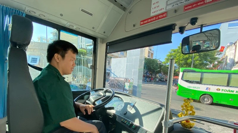 Xe buýt, một loại hình vận tải phải xin phép kinh doanh và phù hiệu để hoạt động. (Ảnh: QUÝ HIỀN)