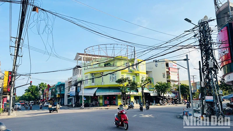 Dây điện, cáp viễn thông chằng chịt ở thành phố Tam Kỳ.