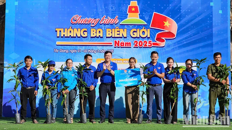 Ban Tổ chức trao tặng cây giống tạo sinh kế cho Bí thư Chi đoàn các thôn.