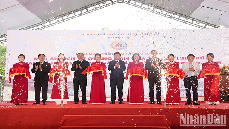 Lãnh đạo tỉnh Quảng Nam cắt băng khai mạc triển lãm “Dấu ấn lịch sử Quảng Nam qua tài liệu lưu trữ nhân kỷ niệm 50 năm Ngày Giải phóng Quảng Nam (24/3/1975-24/3/2025)”.