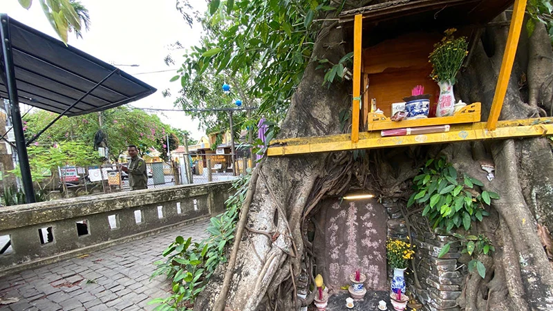 Bia yểm thủy đạo tại đường Phan Châu Trinh ở phường Cẩm Phô bị phá hoại.