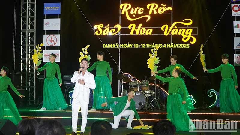 Chương trình nghệ thuật với chủ đề “Rực rỡ sắc hoa vàng” tại đêm khai mạc Lễ hội “Tam Kỳ - Mùa hoa sưa năm 2025".